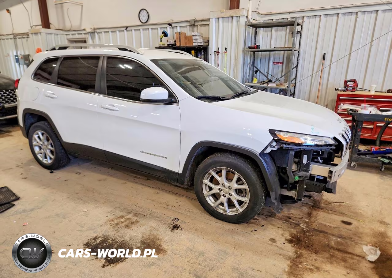 2017 Jeep Cherokee Latitude VIN:1C4PJLCB0HW586234 - 4