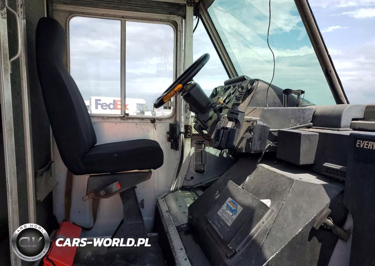 1998 Freightliner Chassis M - Delivery Truck VIN:4UZA4FF46WC990953 - 11