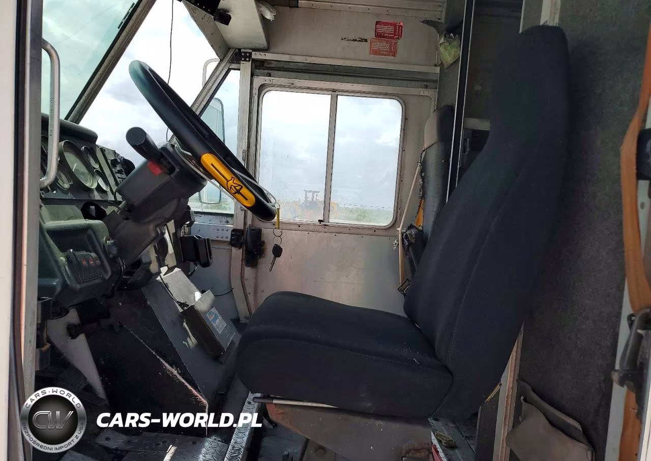 1998 Freightliner Chassis M - Delivery Truck VIN:4UZA4FF46WC990953 - 7