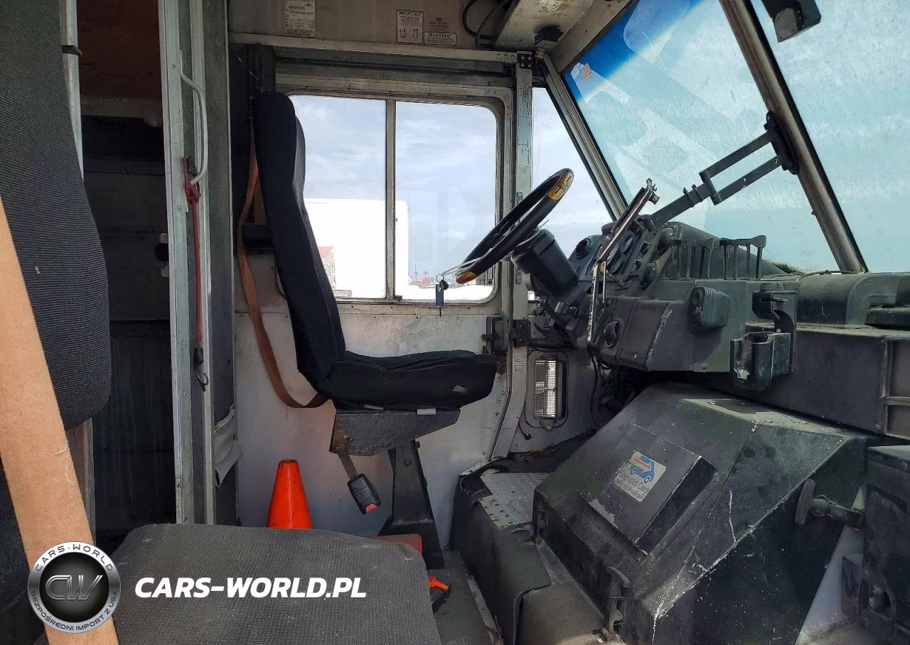 2000 Freightliner Chassis M - Box Truck VIN:4UZA4FA46YCF82045 - 11