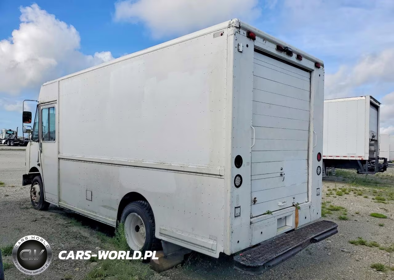2000 Freightliner Chassis M - Box Truck VIN:4UZA4FA46YCF82045 - 2