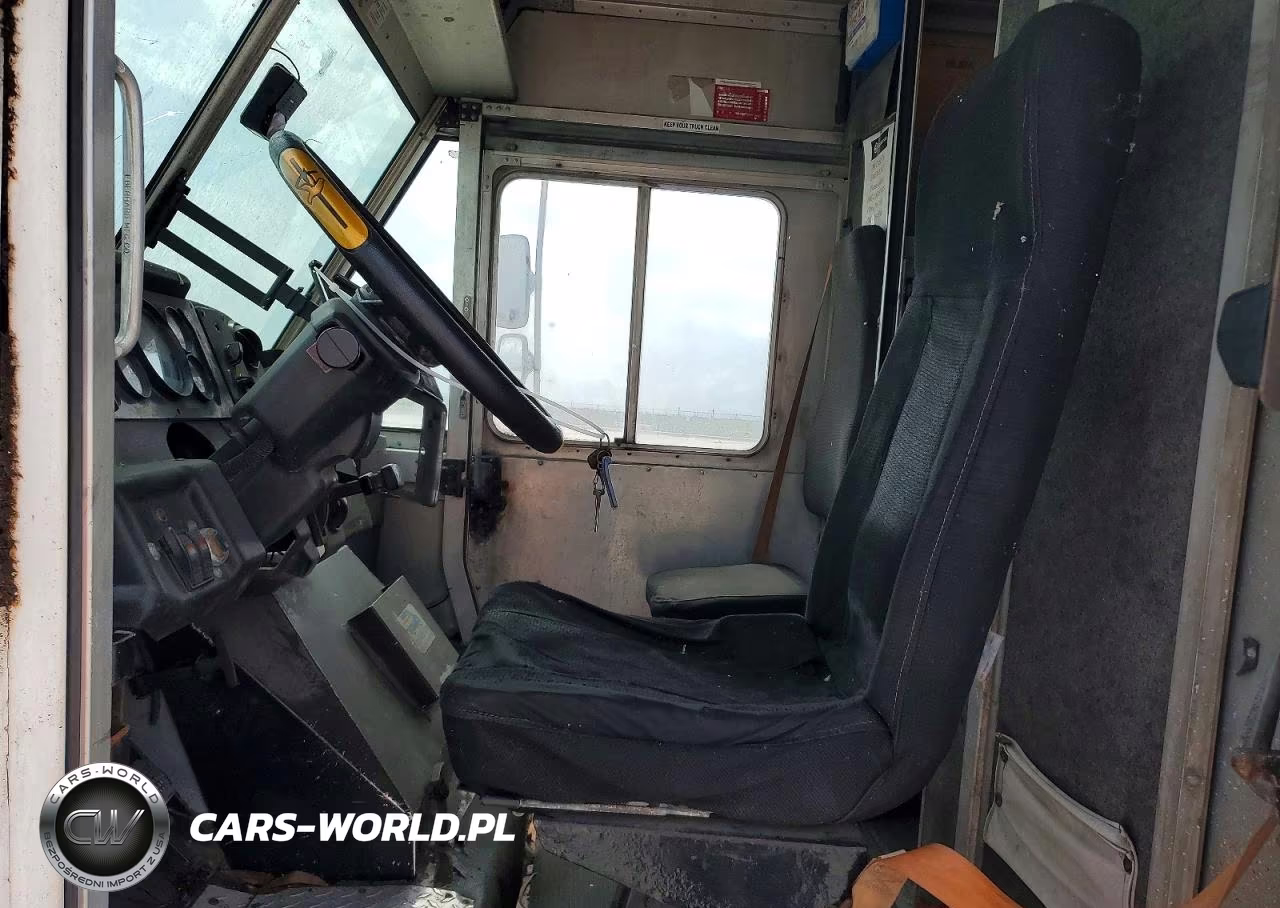 2000 Freightliner Chassis M - Box Truck VIN:4UZA4FA46YCF82045 - 7