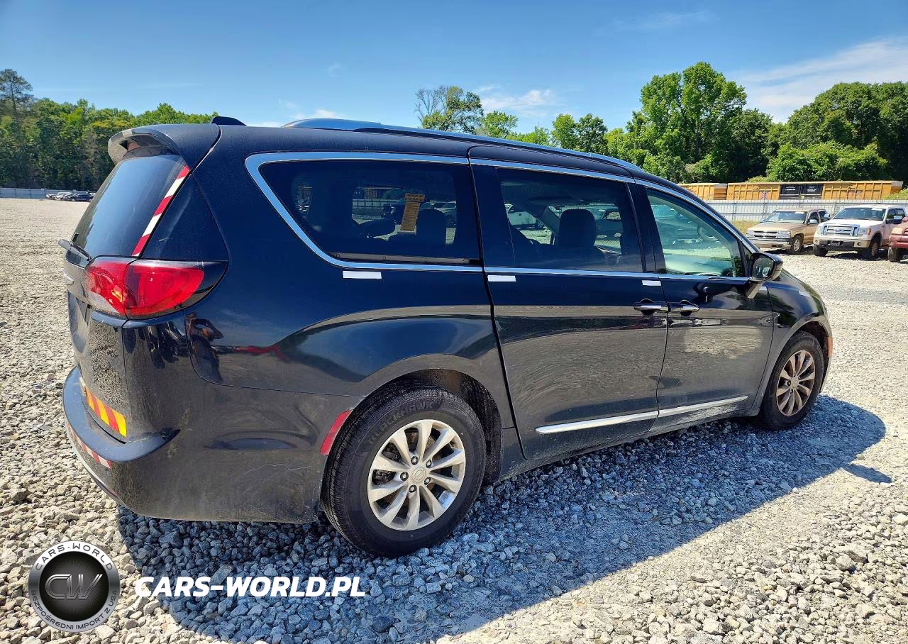 2019 Chrysler Pacifica Touring L VIN:2C4RC1BG0KR523882 - 3