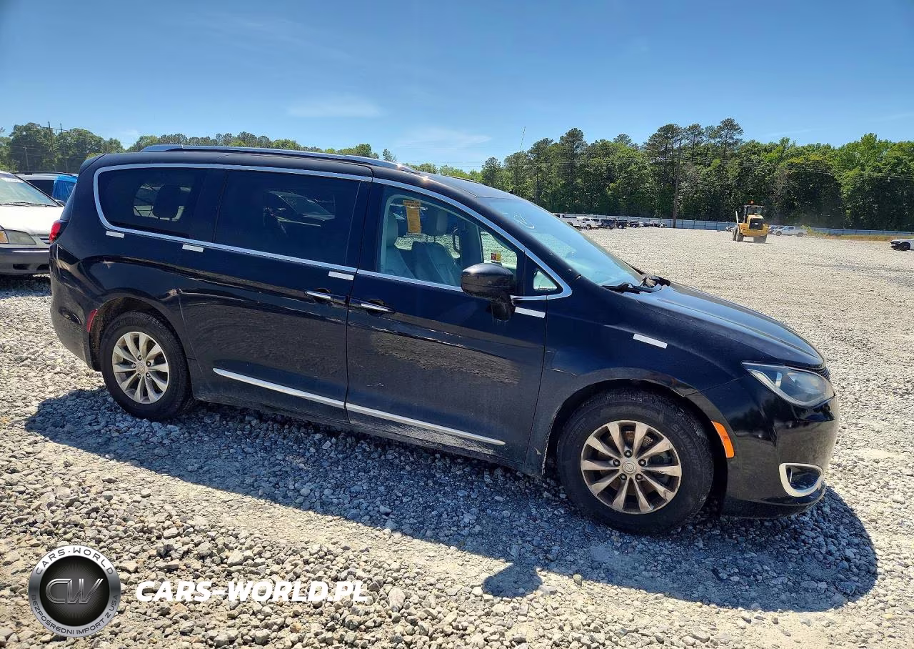 2019 Chrysler Pacifica Touring L VIN:2C4RC1BG0KR523882 - 4