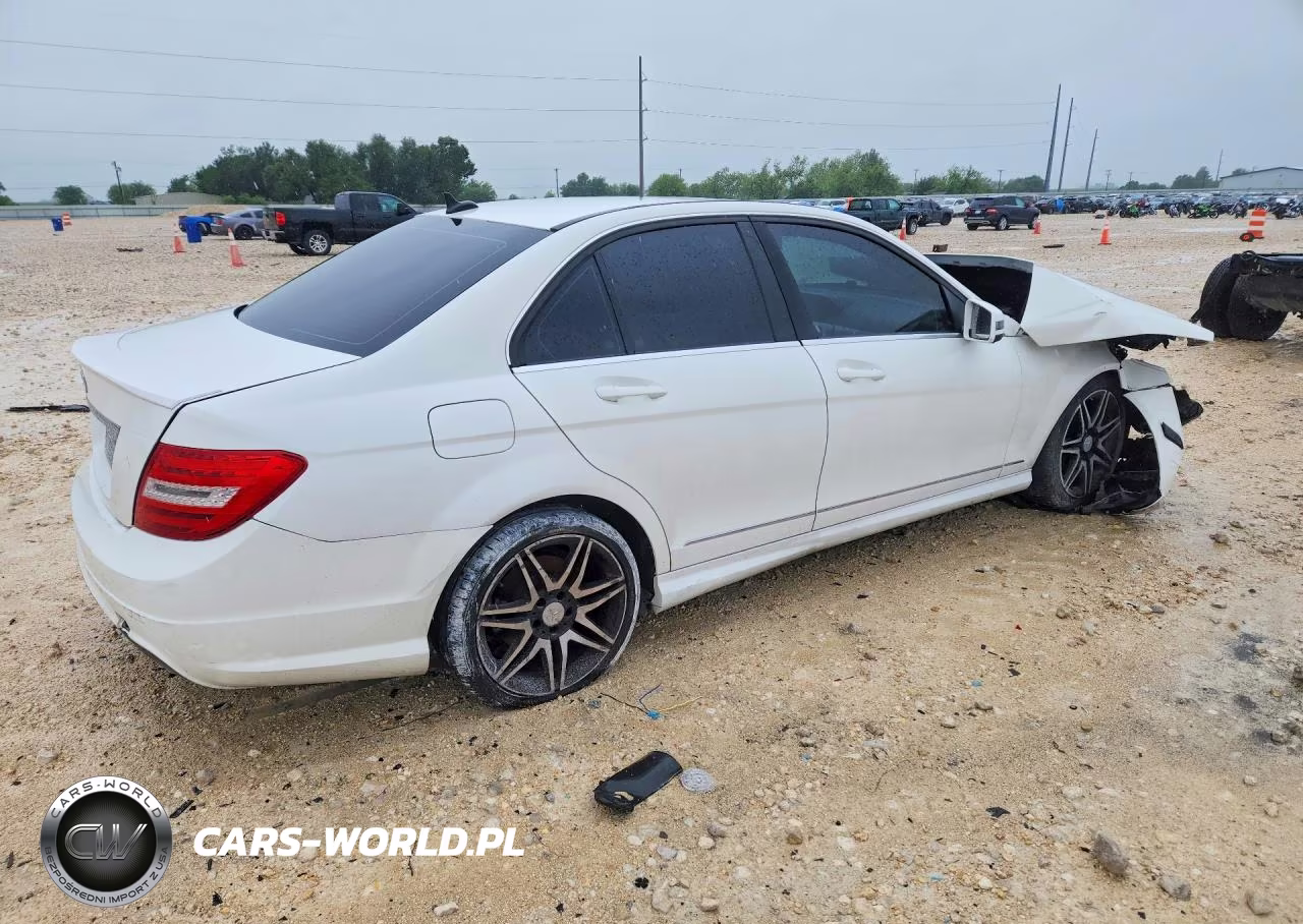 2013 Mercedes-Benz C 250 VIN:WDDGF4HB6DA828912 - 3