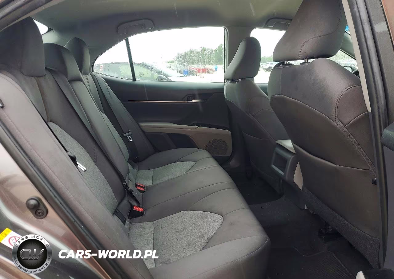 2018 Toyota Camry Le VIN:4T1B11HK6JU673625 - 10