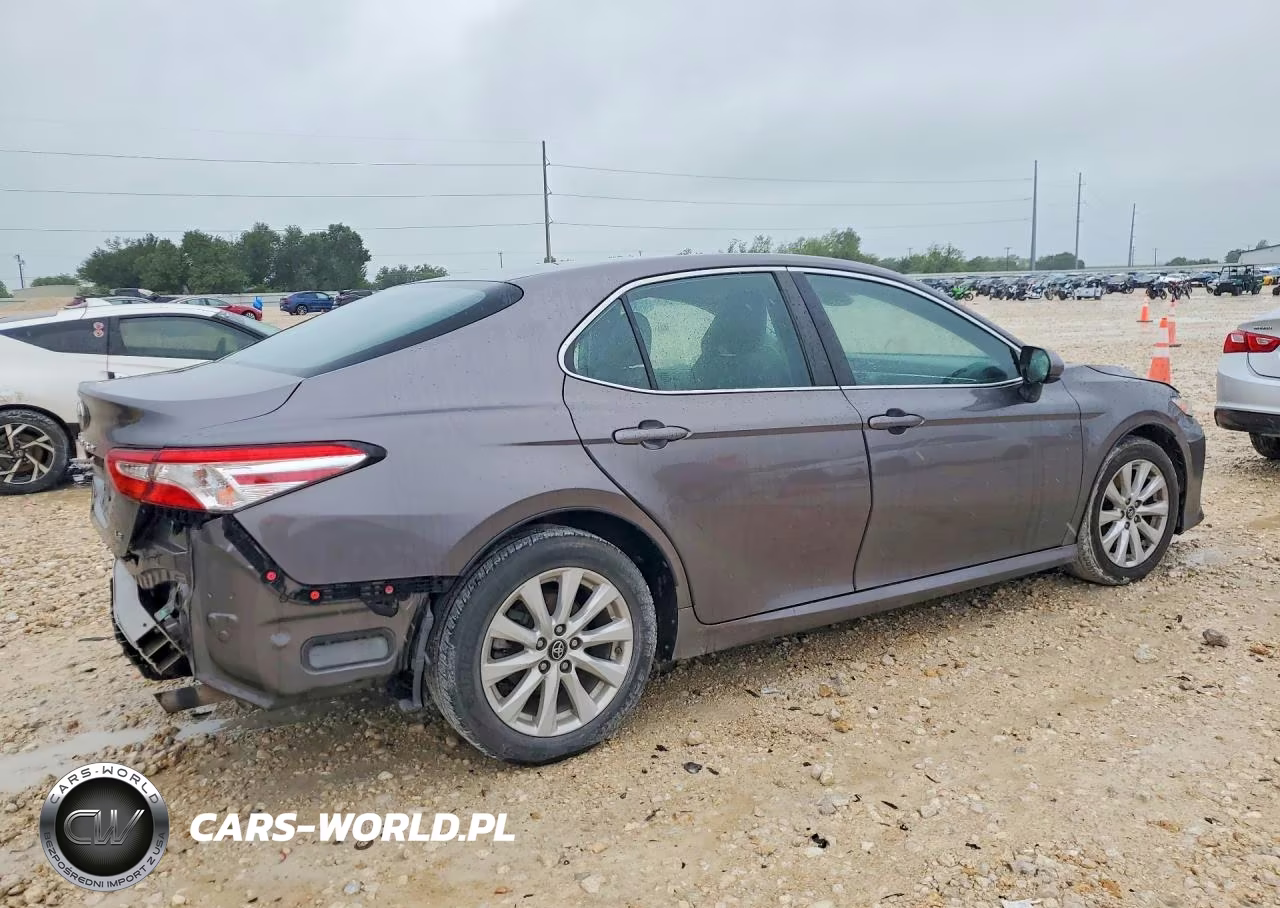 2018 Toyota Camry Le VIN:4T1B11HK6JU673625 - 3
