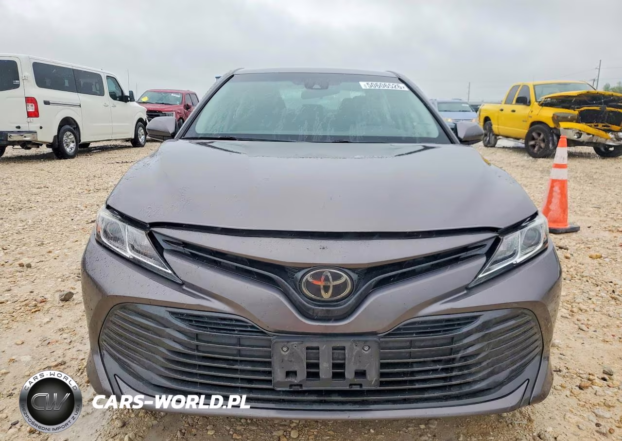2018 Toyota Camry Le VIN:4T1B11HK6JU673625 - 5