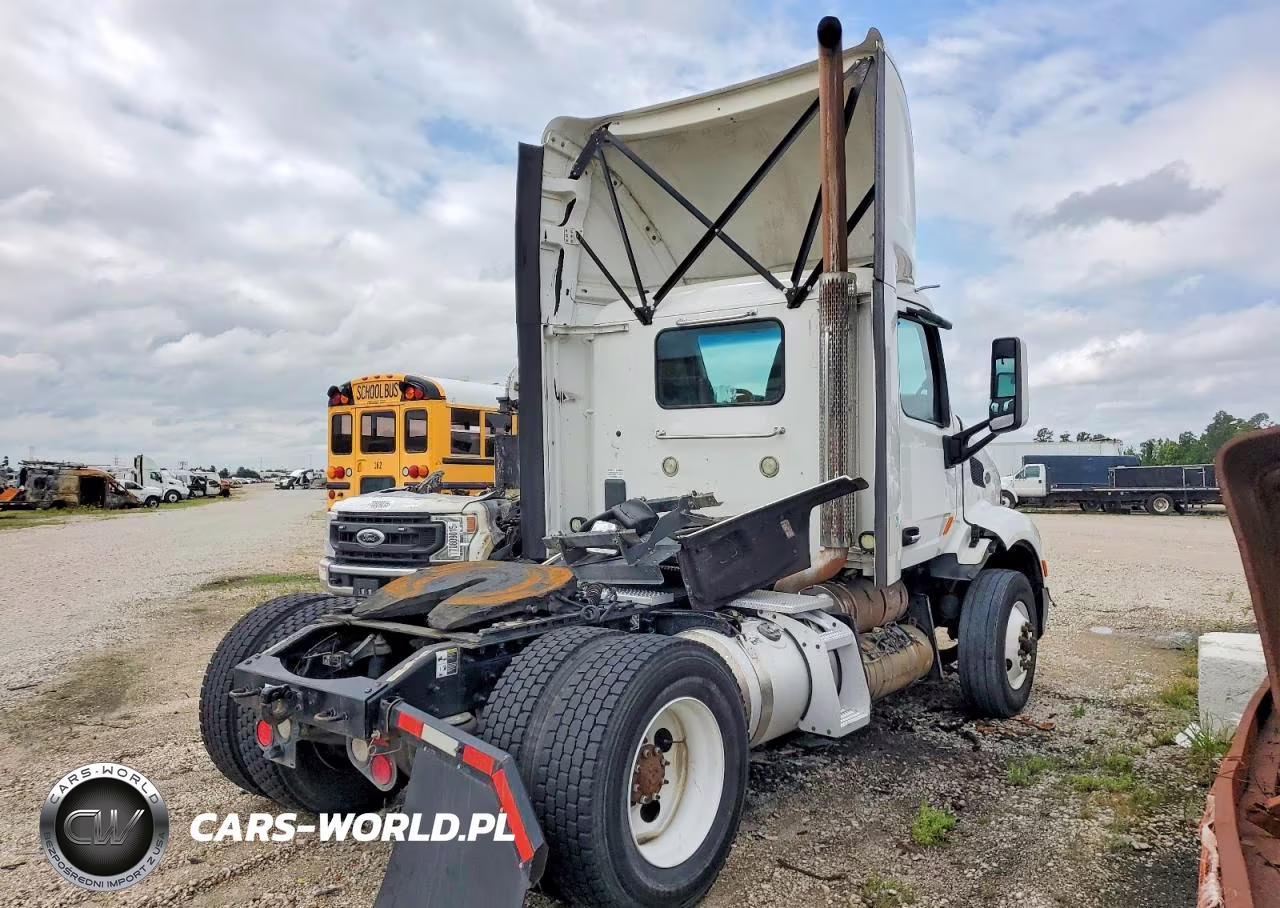2017 Peterbilt 579 Semi Truck VIN:1XPBA48X7HD428911 - 4