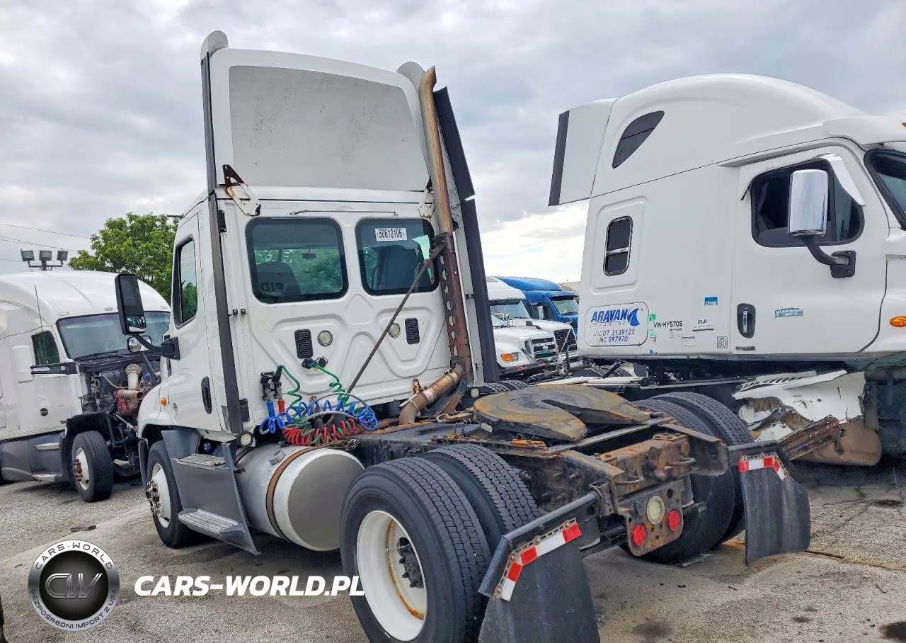 2016 Freightliner Cascadia 125 Semi Truck VIN:1FUBGEDV1GLHC5761 - 3