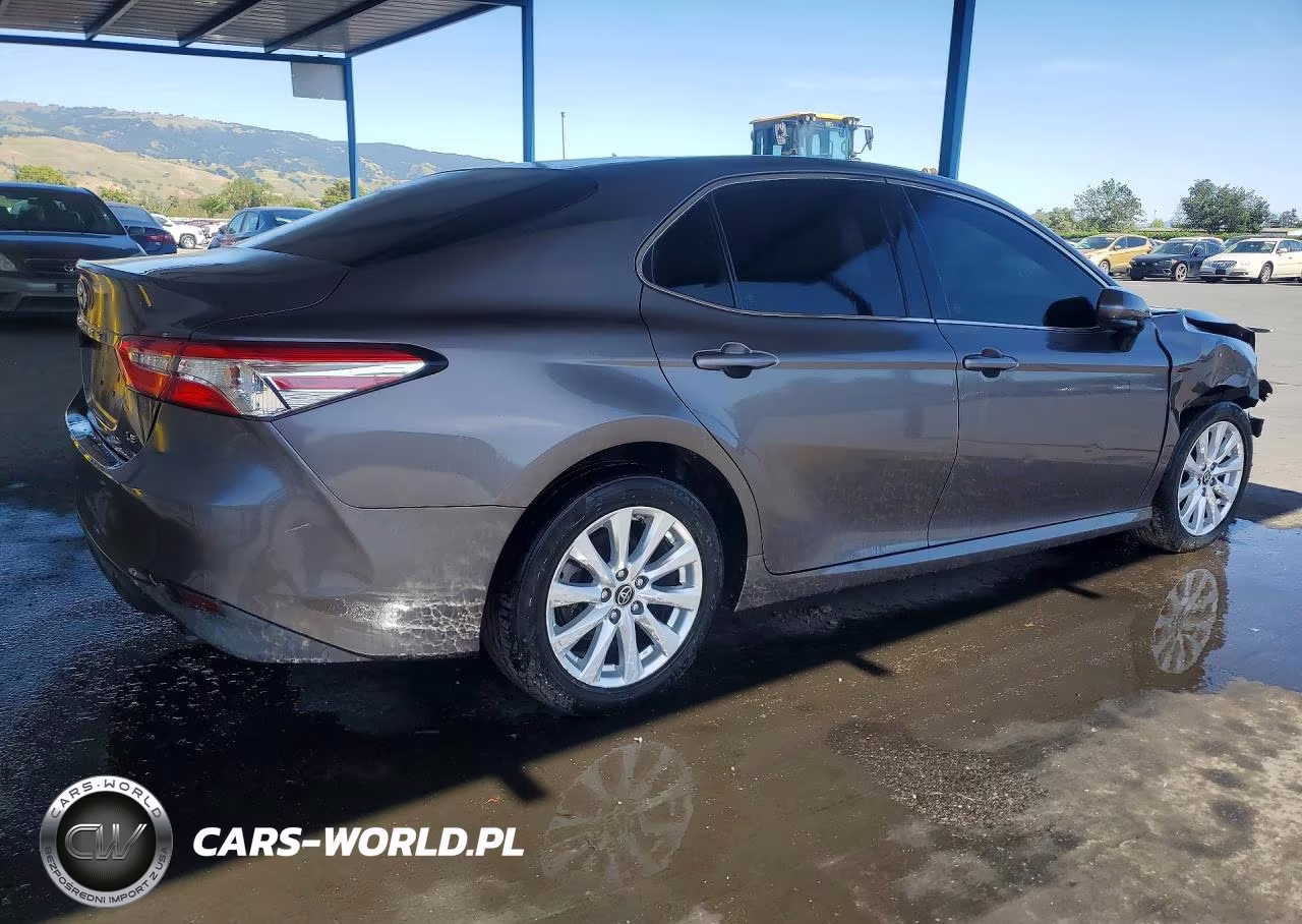 2018 Toyota Camry Le VIN:4T1B11HK3JU037034 - 3
