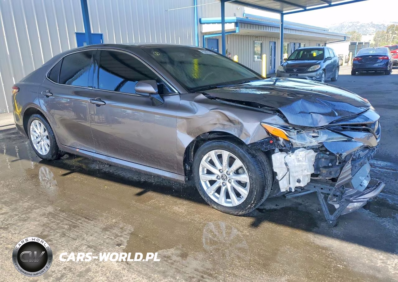 2018 Toyota Camry Le VIN:4T1B11HK3JU037034 - 4