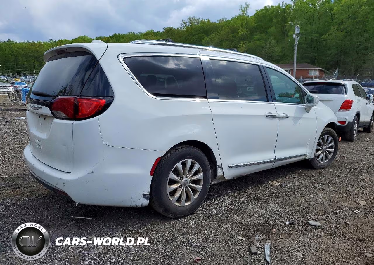 2019 Chrysler Pacifica Touring L VIN:2C4RC1BG8KR539943 - 3