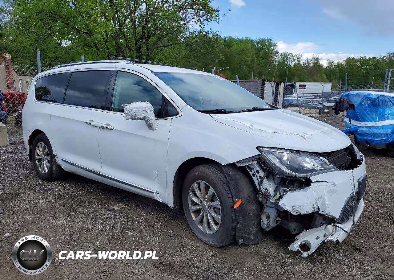 2019 Chrysler Pacifica Touring L VIN:2C4RC1BG8KR539943 - 4