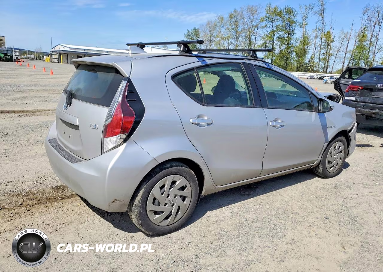 2016 Toyota Prius C Two VIN:JTDKDTB30G1119869 - 3