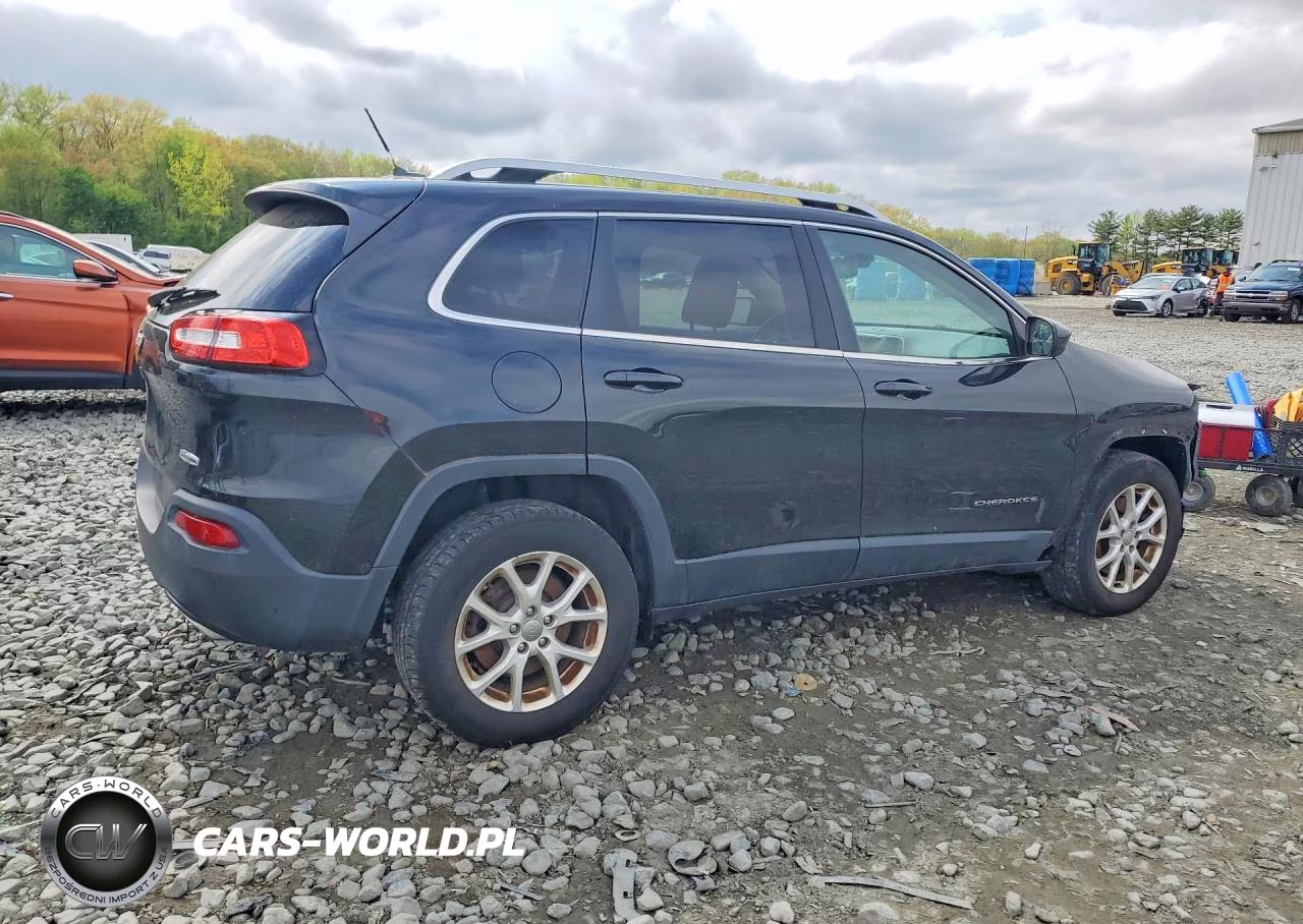 2015 Jeep Cherokee Latitude VIN:1C4PJMCSXFW758594 - 3