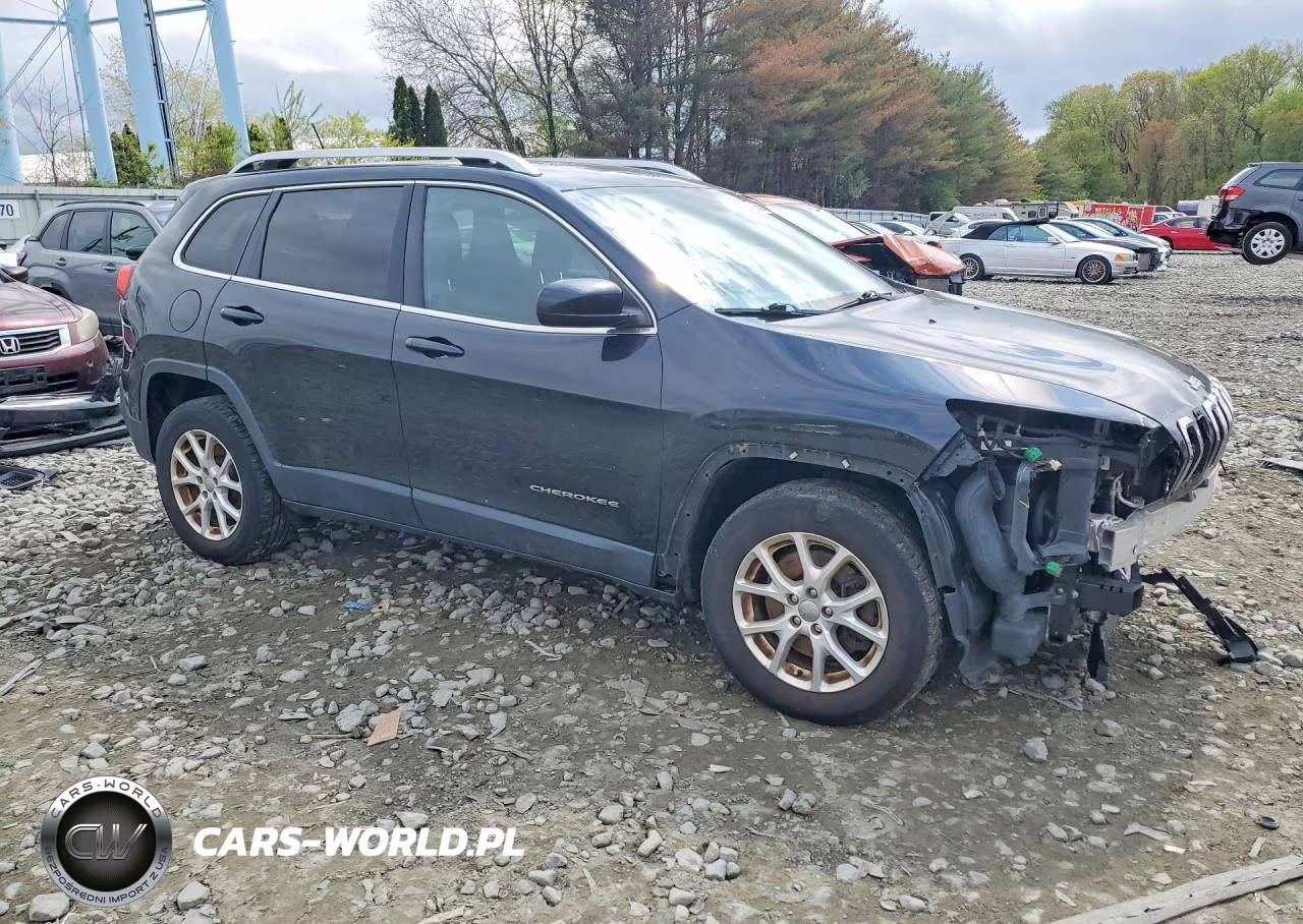 2015 Jeep Cherokee Latitude VIN:1C4PJMCSXFW758594 - 4