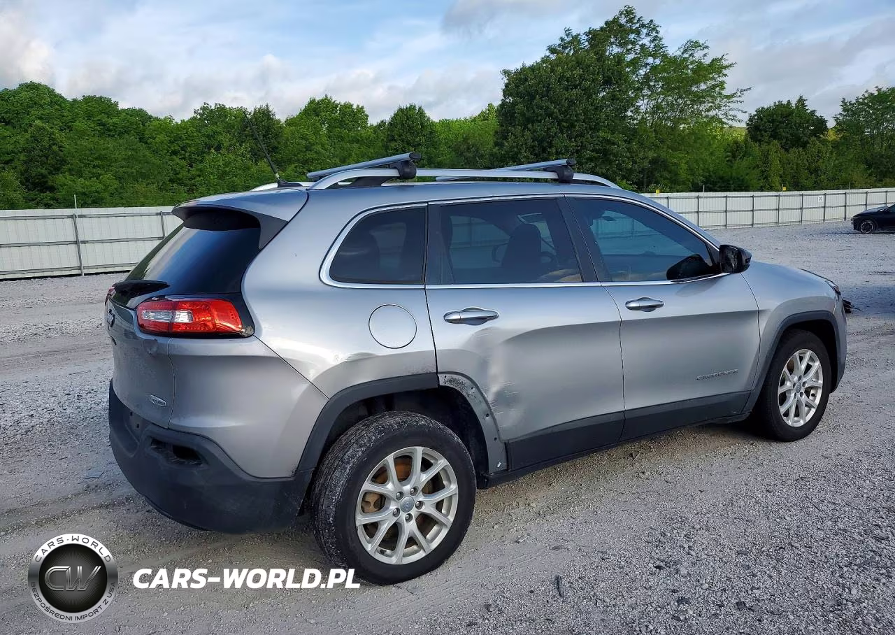 2015 Jeep Cherokee Latitude VIN:1C4PJLCBXFW643374 - 3