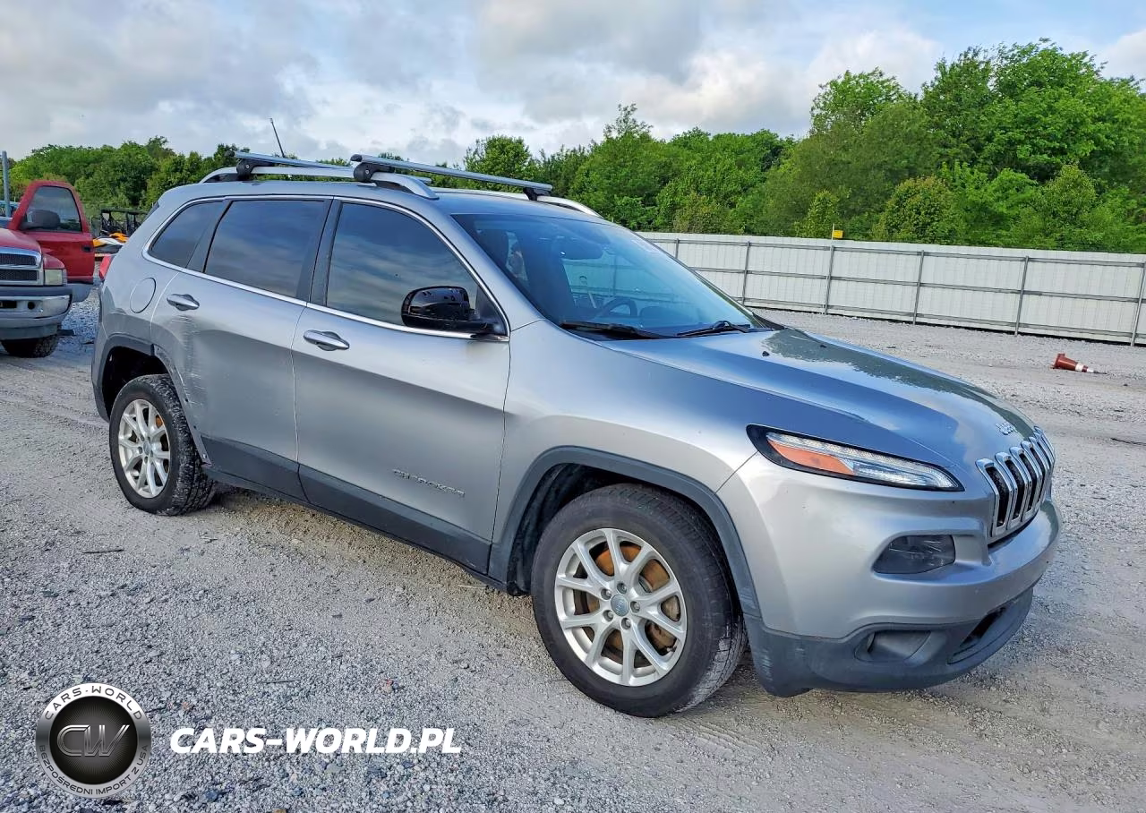 2015 Jeep Cherokee Latitude VIN:1C4PJLCBXFW643374 - 4