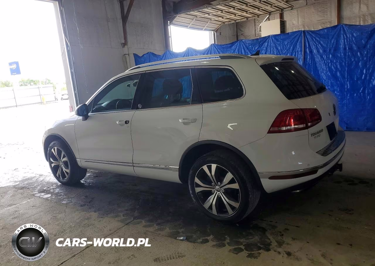 2017 Volkswagen Touareg Wolfsburg VIN:WVGRF7BP1HD000355 - 2