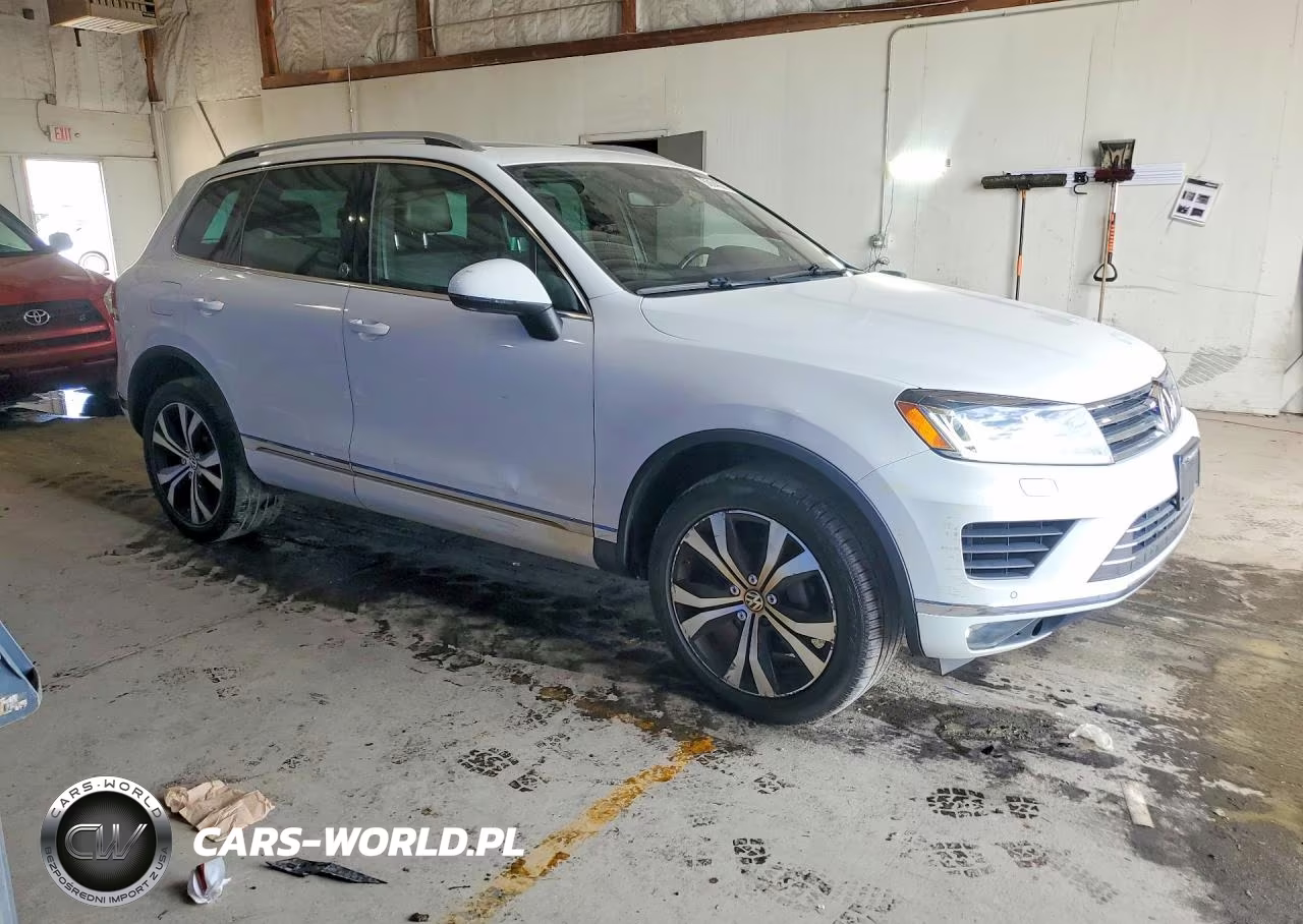 2017 Volkswagen Touareg Wolfsburg VIN:WVGRF7BP1HD000355 - 4