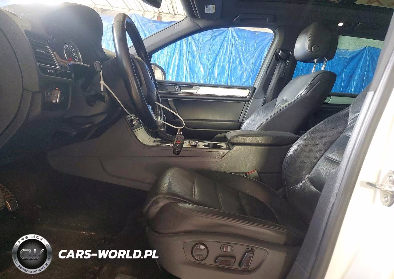 2017 Volkswagen Touareg Wolfsburg VIN:WVGRF7BP1HD000355 - 7