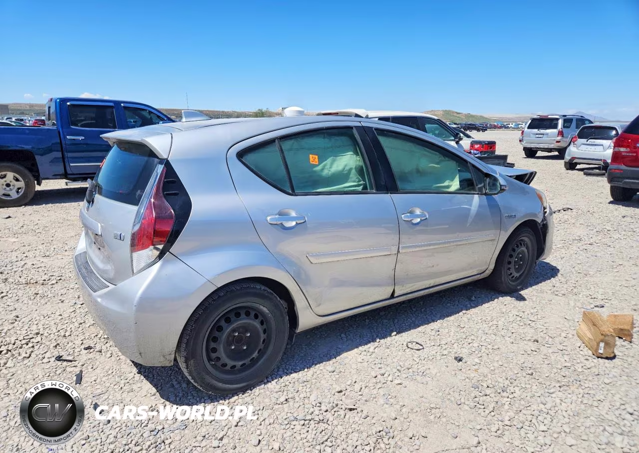 2016 Toyota Prius C Two VIN:JTDKDTB36G1138572 - 3
