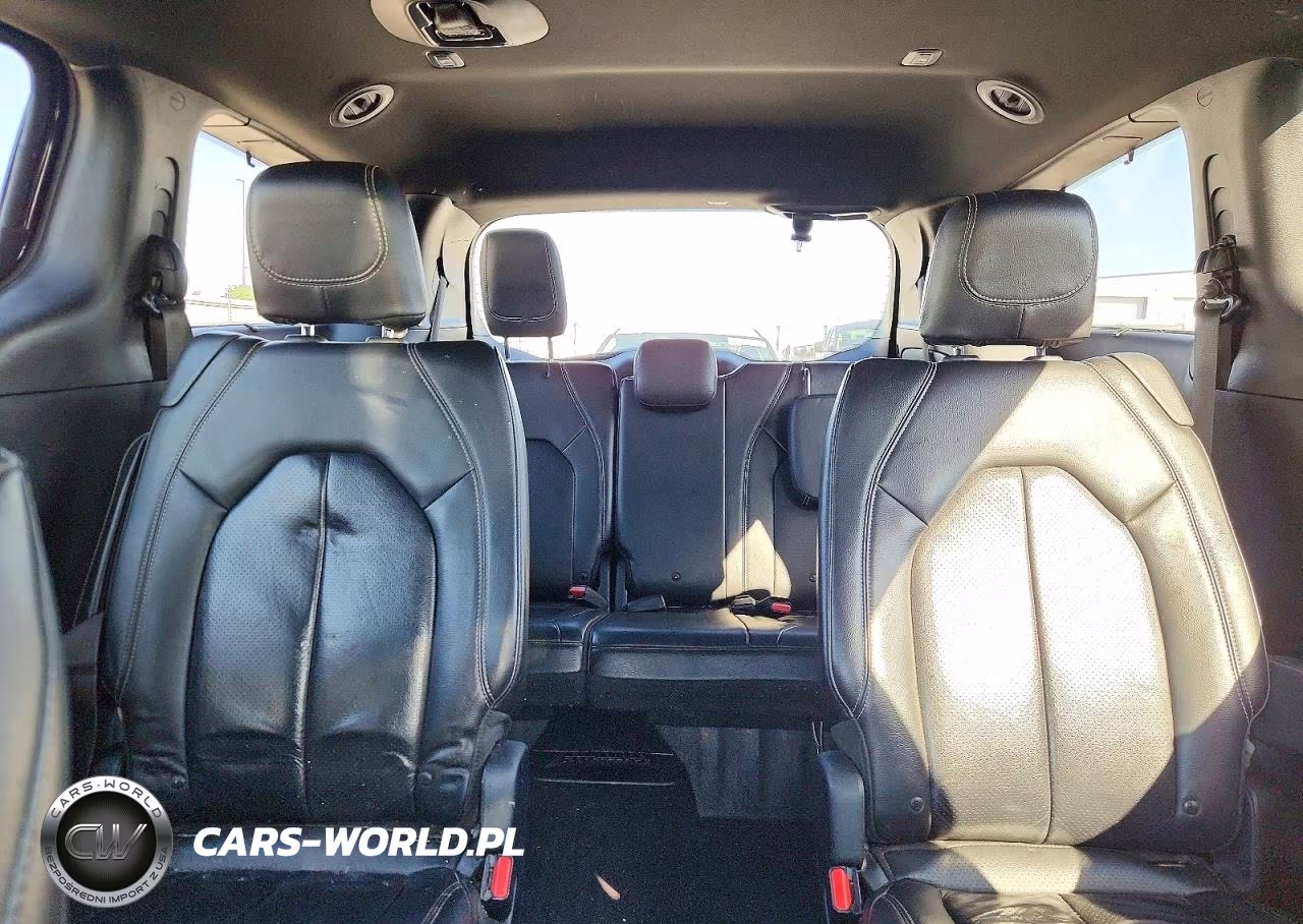 2018 Chrysler Pacifica Touring L Plus VIN:2C4RC1EG6JR322076 - 10