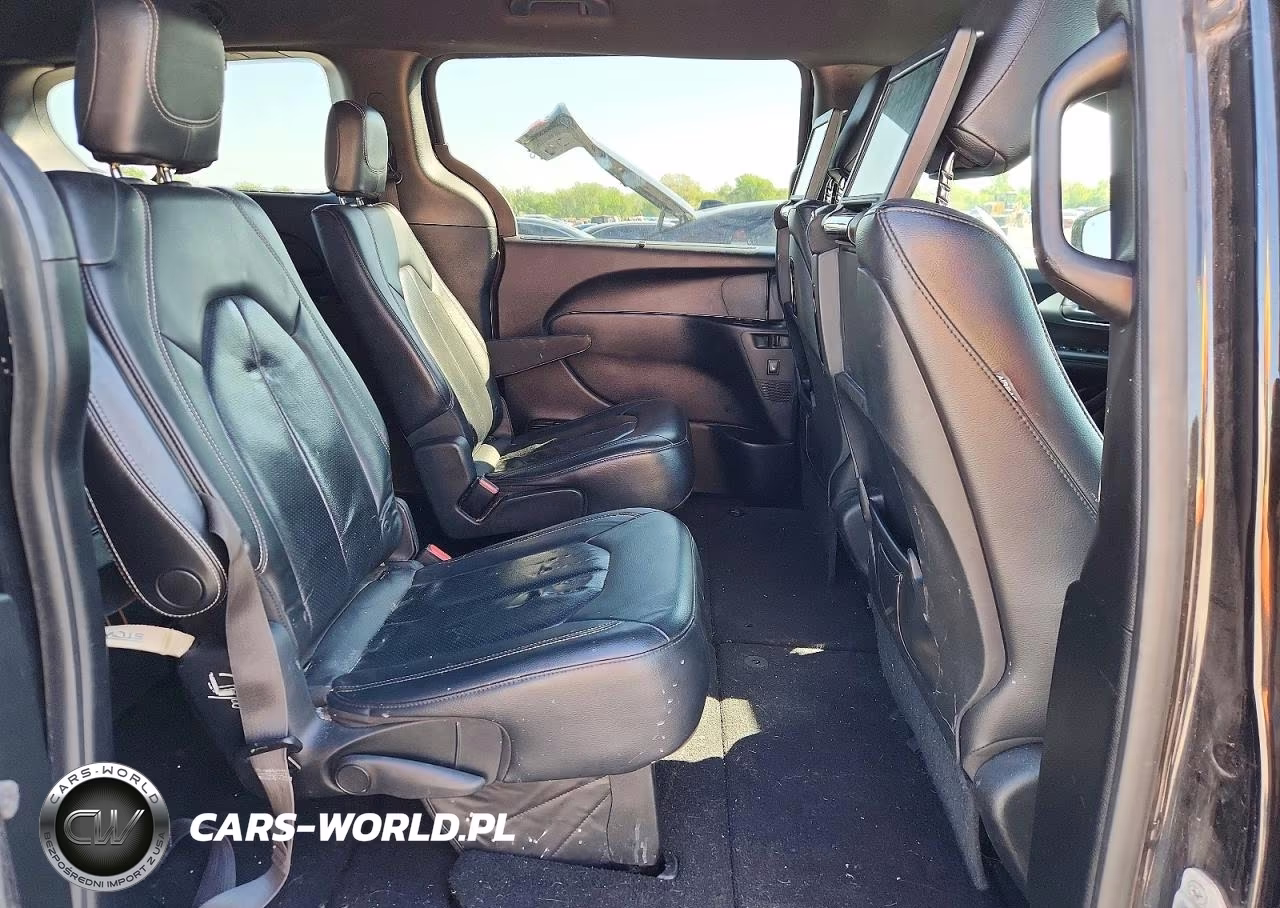 2018 Chrysler Pacifica Touring L Plus VIN:2C4RC1EG6JR322076 - 11