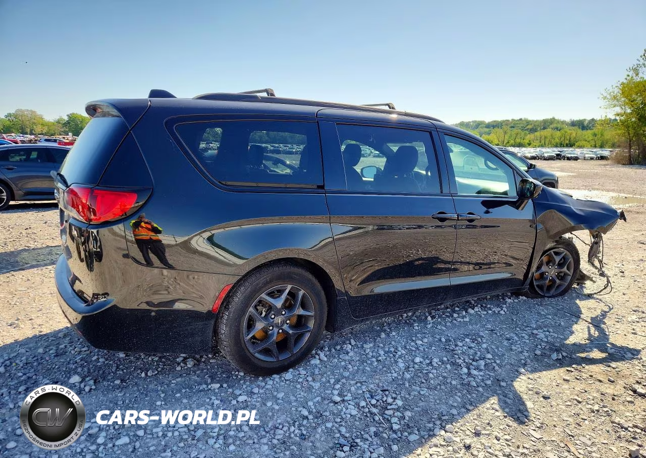 2018 Chrysler Pacifica Touring L Plus VIN:2C4RC1EG6JR322076 - 3