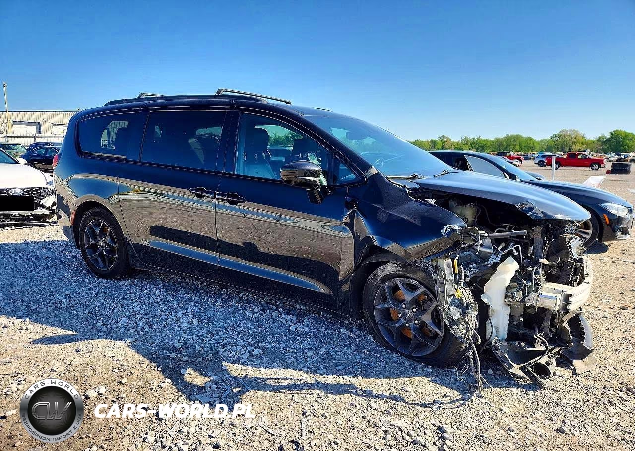 2018 Chrysler Pacifica Touring L Plus VIN:2C4RC1EG6JR322076 - 4