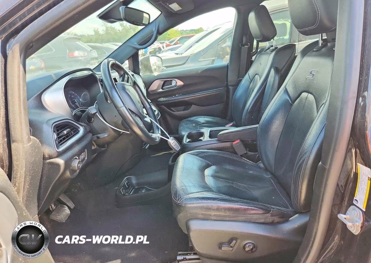 2018 Chrysler Pacifica Touring L Plus VIN:2C4RC1EG6JR322076 - 7