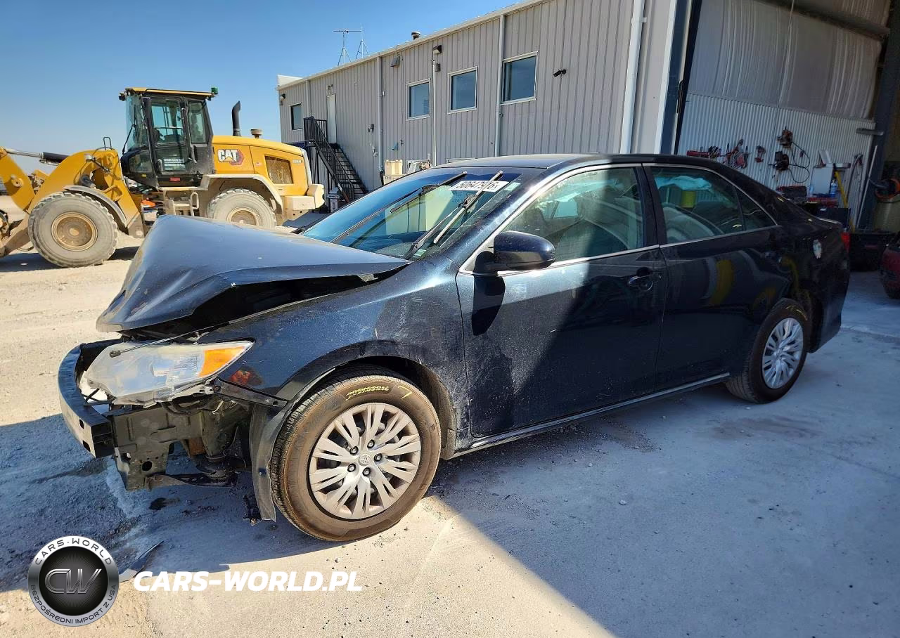 2014 Toyota Camry Le – zdjęcie 1 z 13