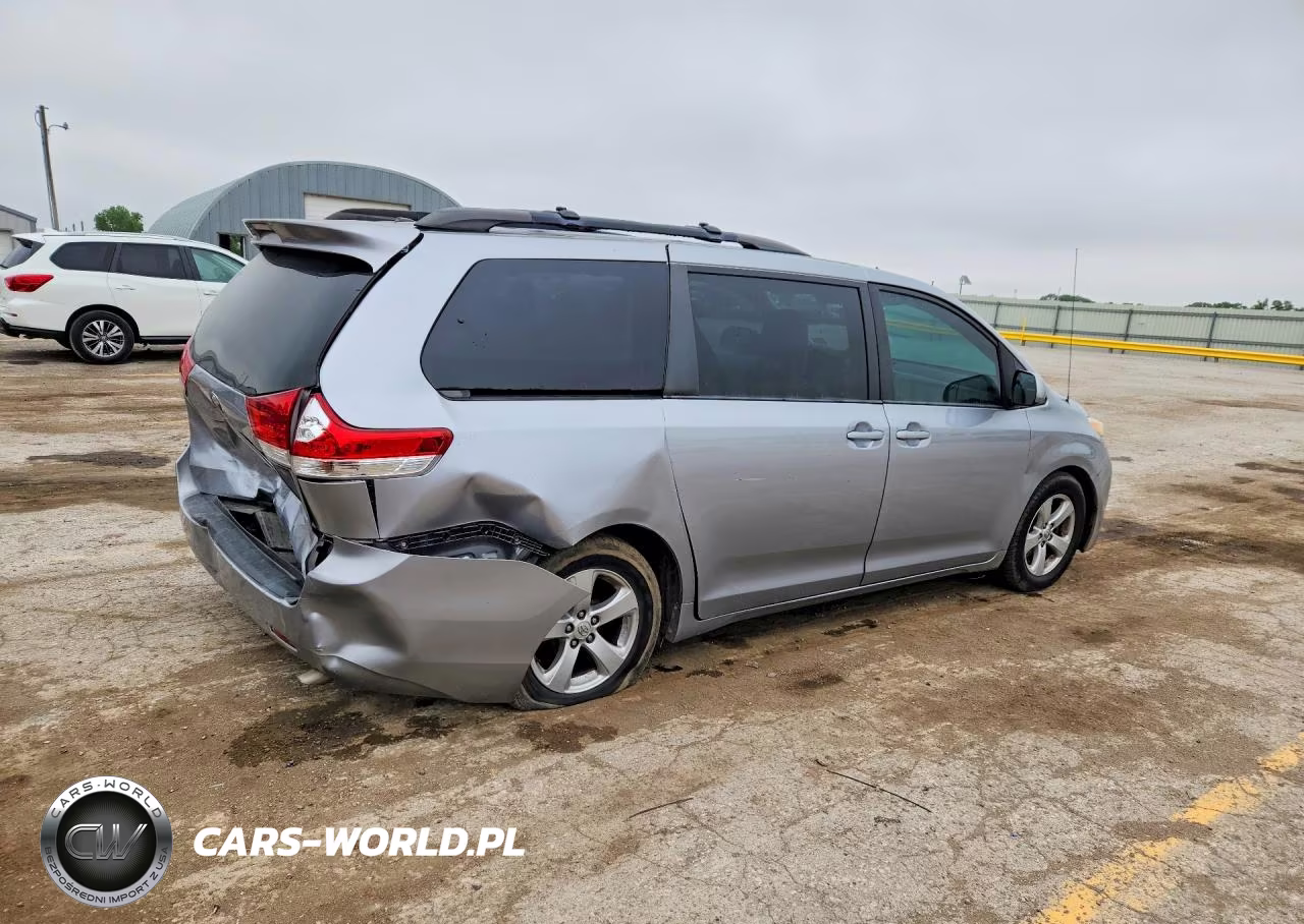2013 Toyota Sienna Le VIN:5TDKK3DC8DS379857 - 3