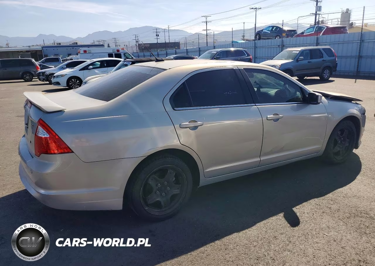 2010 Ford Fusion VIN:3FAHP0HA1AR382817 - 3