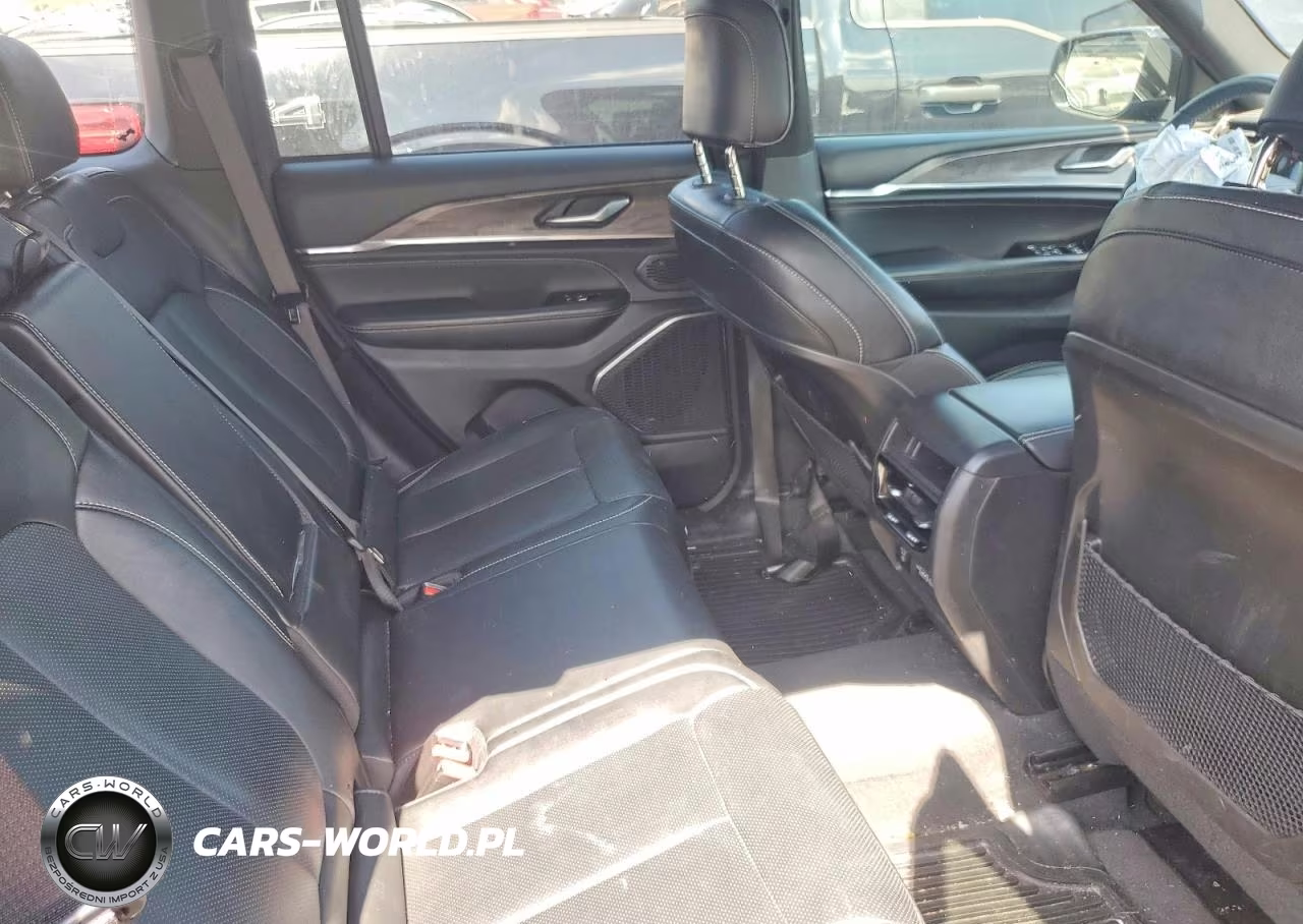 2023 Jeep Grand Cherokee Overland VIN:1C4RJHDG2PC560461 - 10