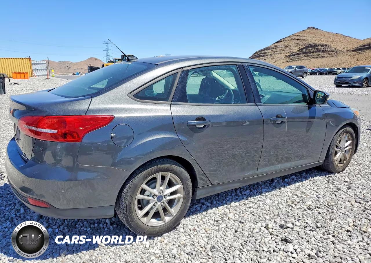 2016 Ford Focus Se VIN:1FADP3F24GL372561 - 3