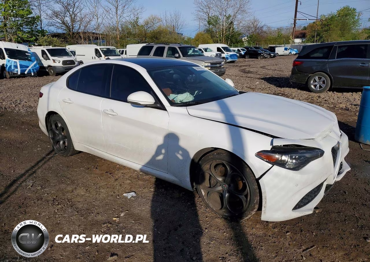 2017 Alfa Romeo Giulia Ti Q4 VIN:ZARFAEEN7H7555786 - 4