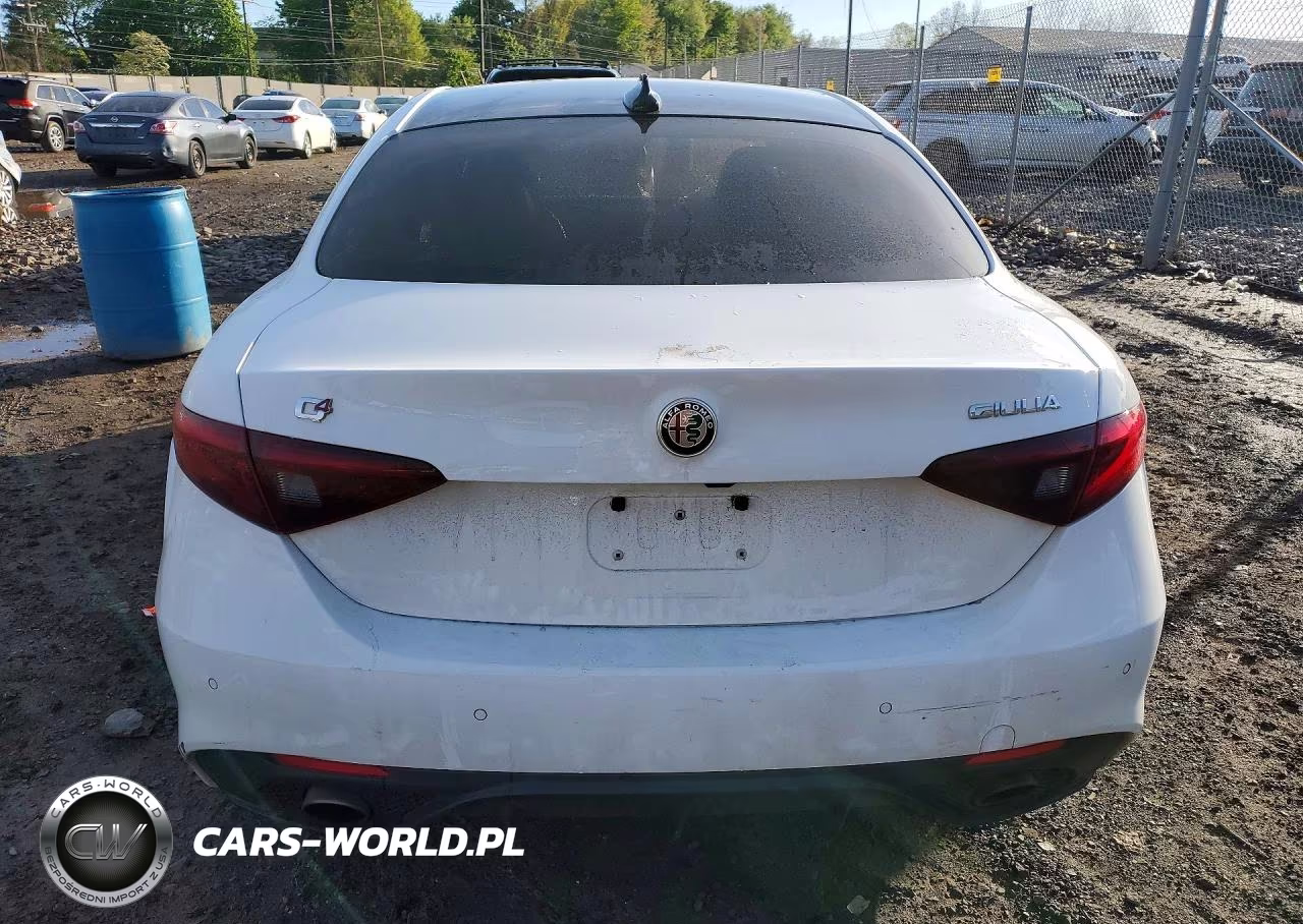 2017 Alfa Romeo Giulia Ti Q4 VIN:ZARFAEEN7H7555786 - 6