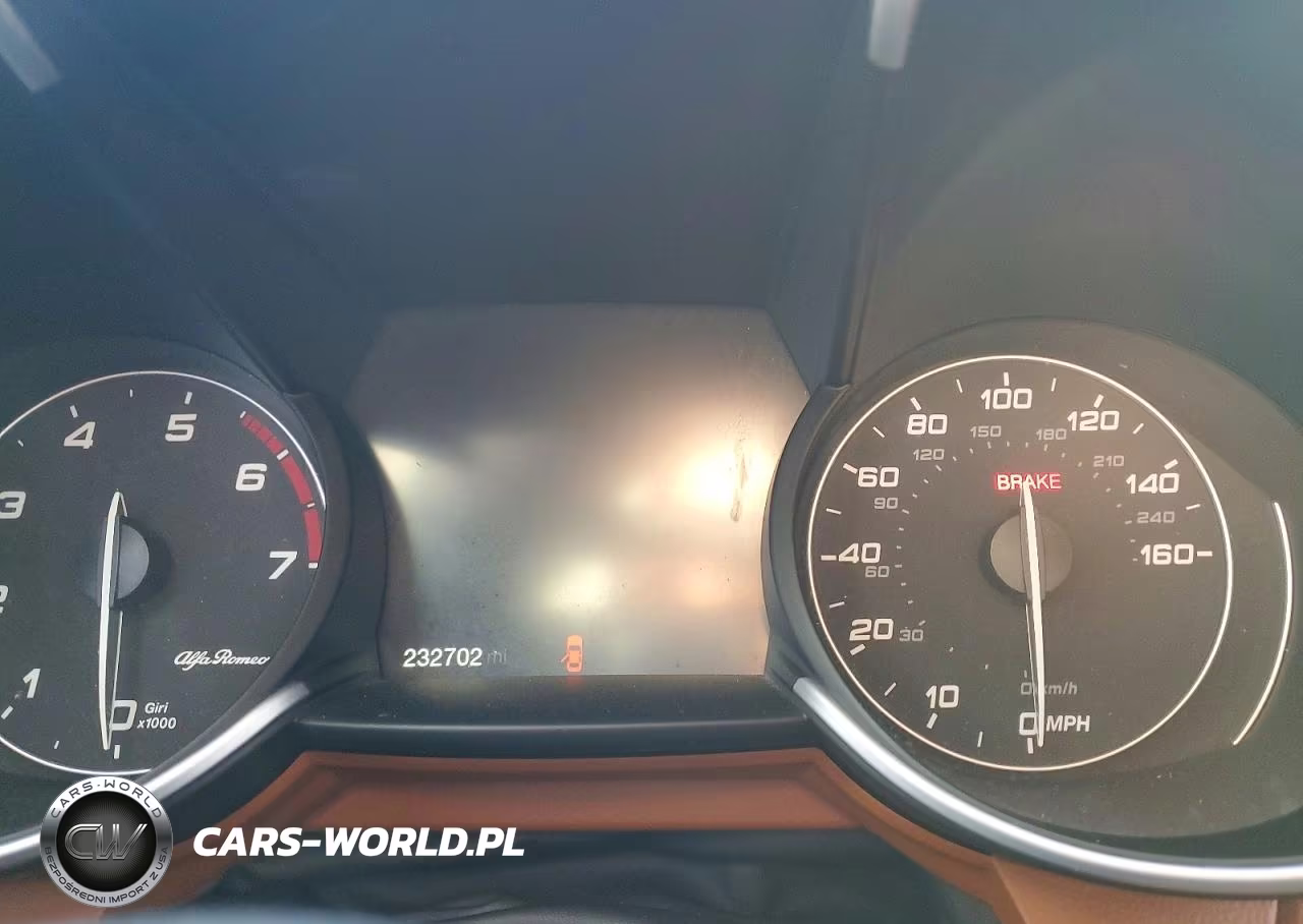 2017 Alfa Romeo Giulia Ti Q4 VIN:ZARFAEEN7H7555786 - 9