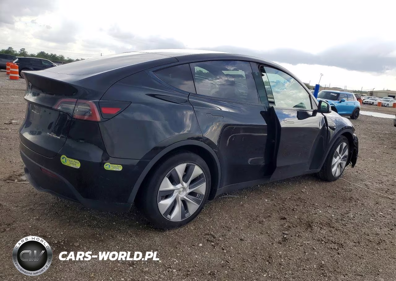 2023 Tesla Model Y VIN:7SAYGAEE5PF926823 - 3