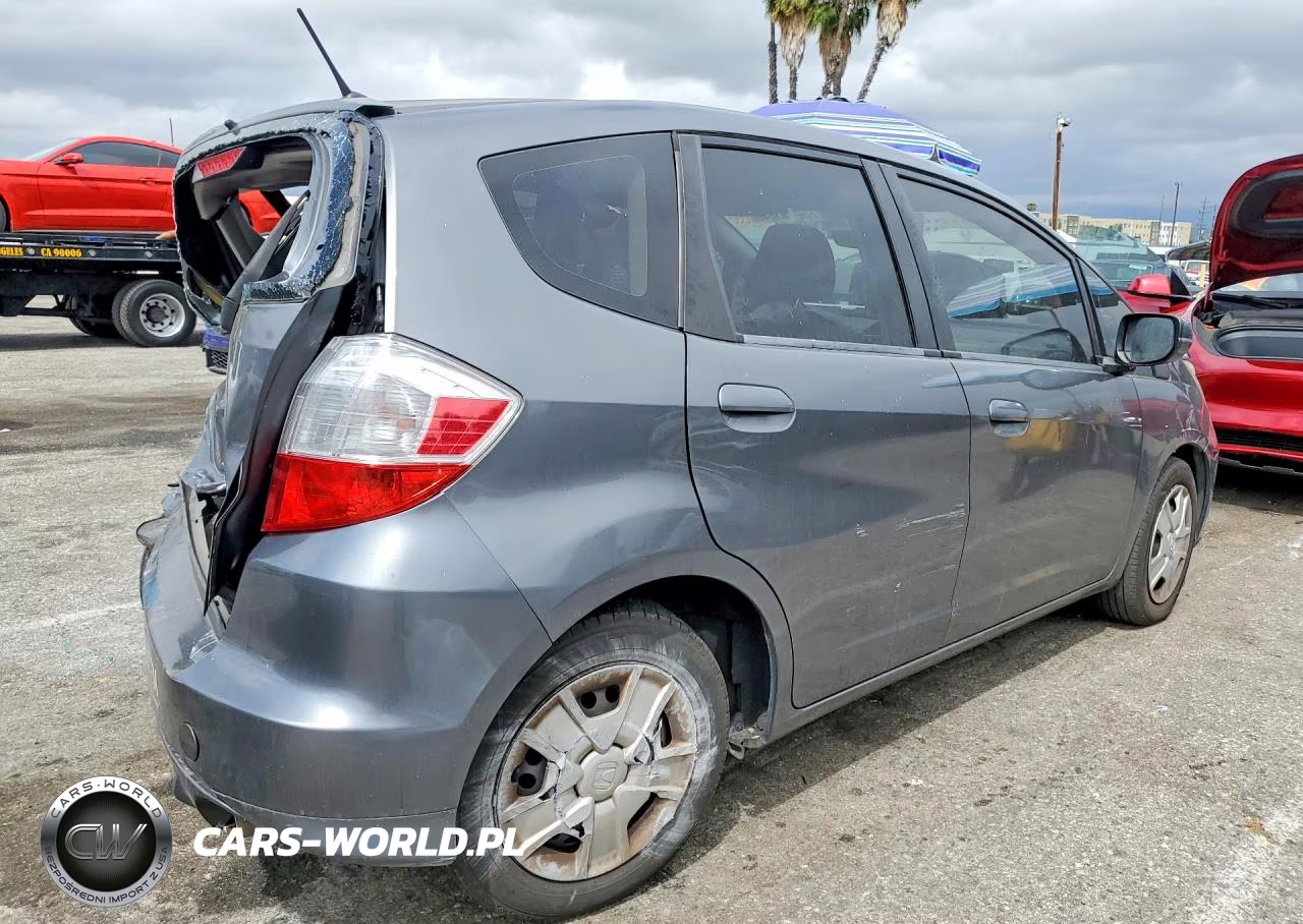 2013 Honda Fit VIN:JHMGE8H33DC050293 - 3