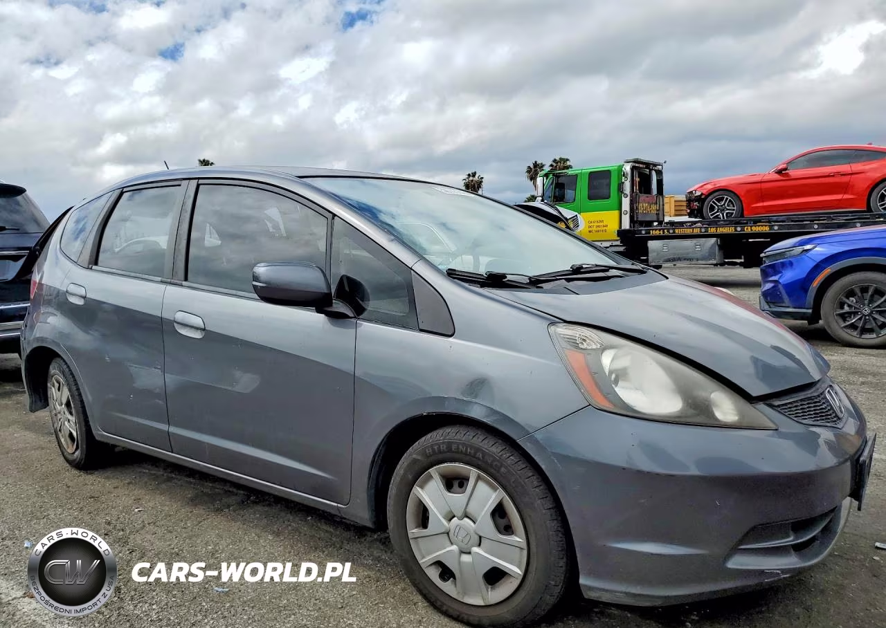 2013 Honda Fit VIN:JHMGE8H33DC050293 - 4