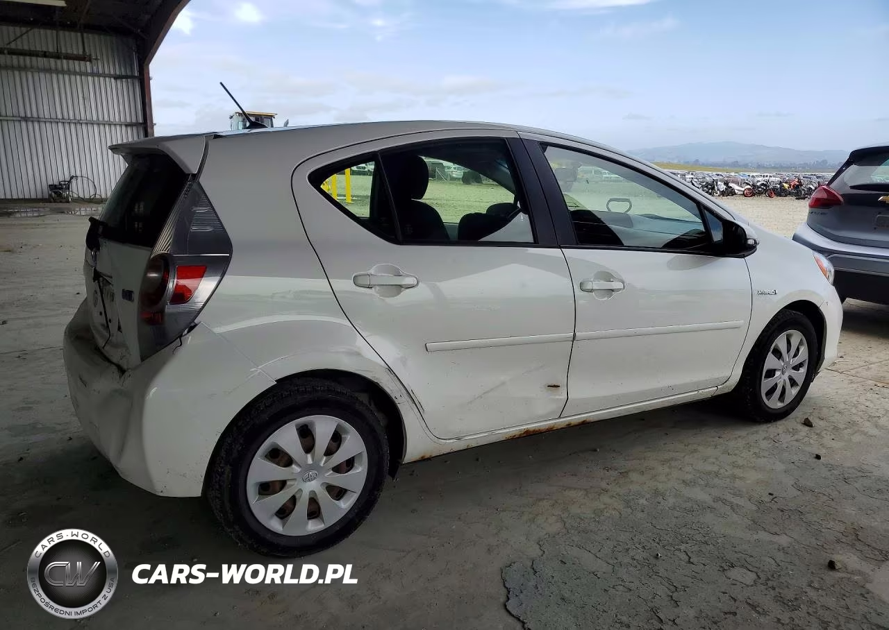 2013 Toyota Prius C Two VIN:JTDKDTB31D1542889 - 3