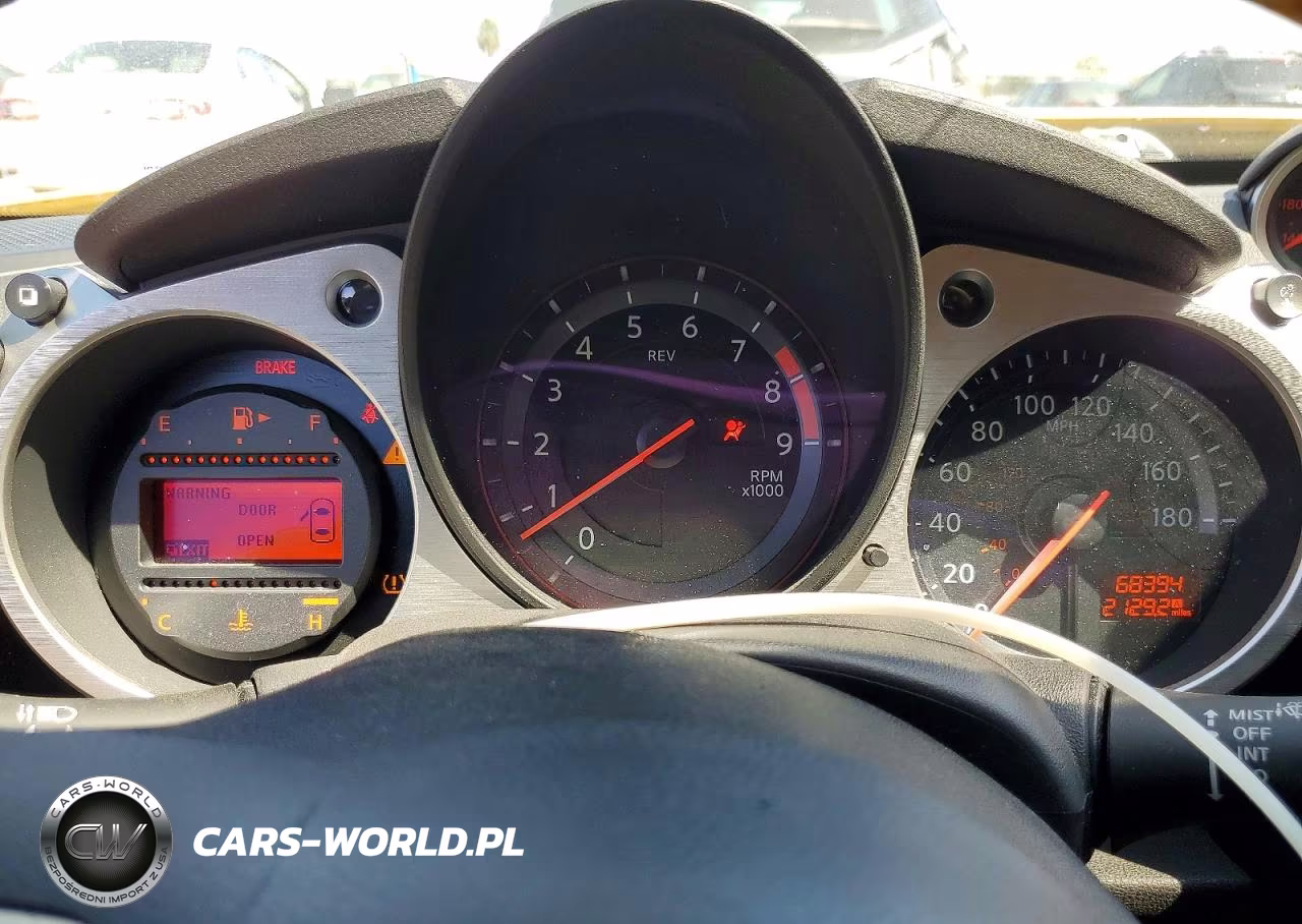 2018 Nissan 370Z Base VIN:JN1AZ4EH5JM572548 - 9