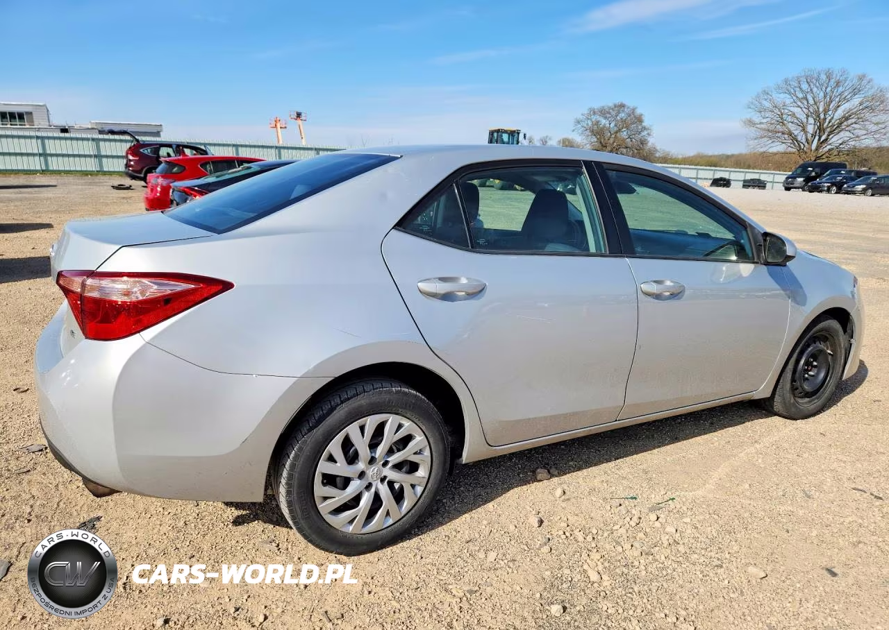 2018 Toyota Corolla Le VIN:2T1BURHE2JC054568 - 3