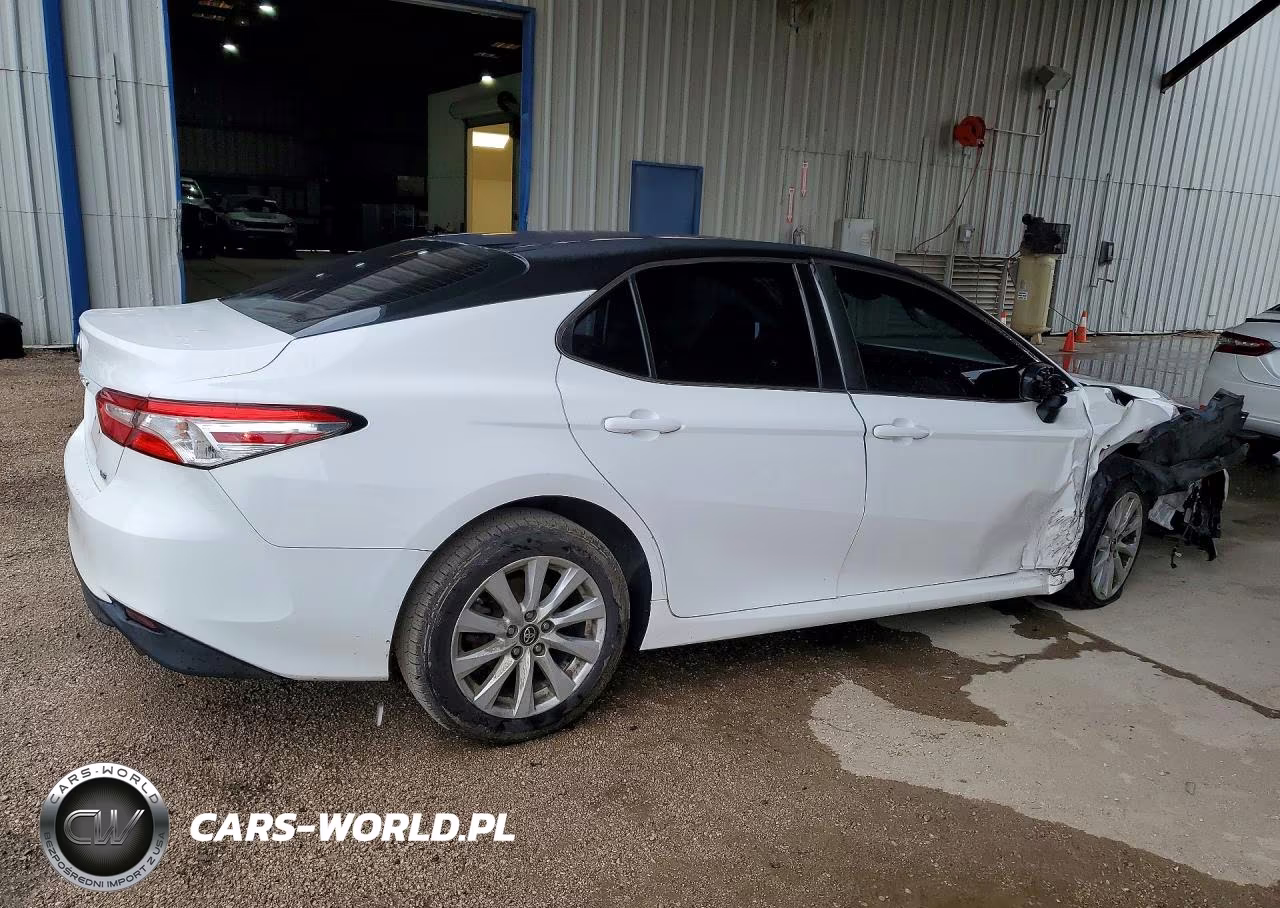 2018 Toyota Camry Le VIN:4T1B11HK1JU061459 - 3