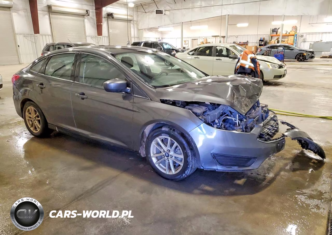 2018 Ford Focus Se VIN:1FADP3F28JL327341 - 4