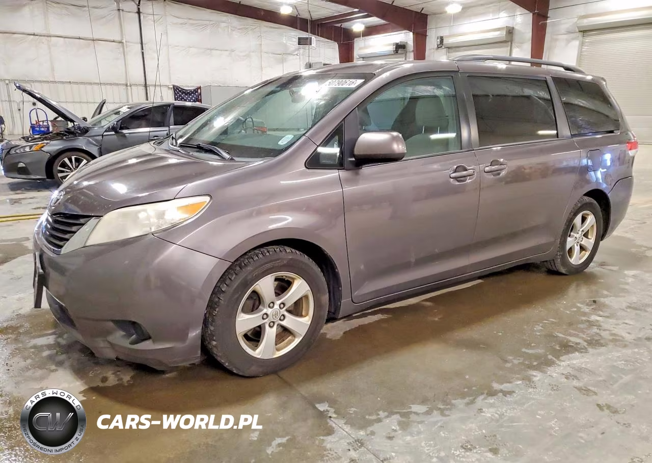 2013 Toyota Sienna Le 8-Passenger