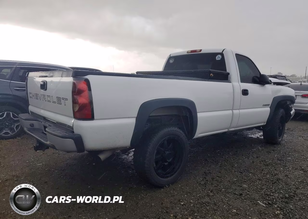2007 Chevrolet Silverado C2500 Heavy Duty VIN:1GCHC24UX7E127886 - 3